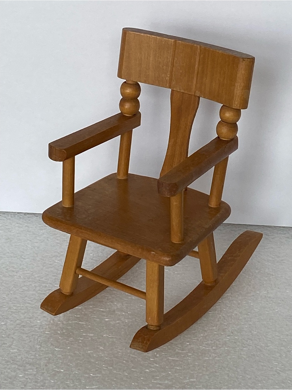 Vintage Strombecker Wooden T-Back Armed
Rocking Chair Seat Doll House Furniture